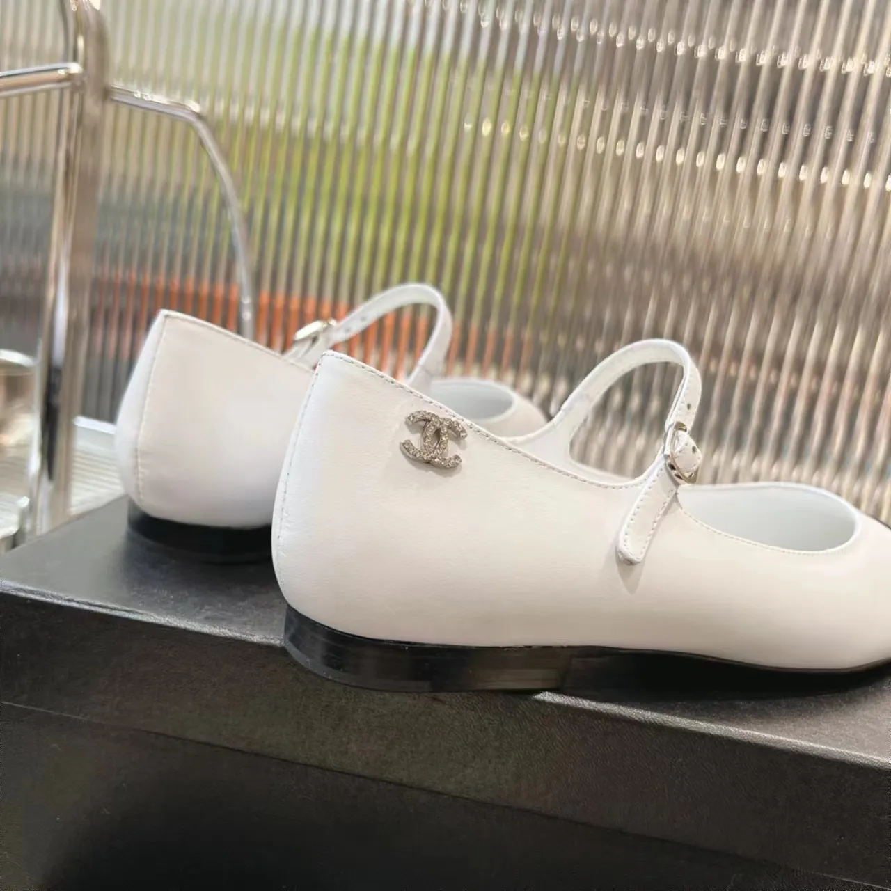 👟👟Ex-factory price 520👟👟 (Top version) CHANEL 24P early spring new trapezoidal toe high-heeled shoes, high version of one-strap, pointed square toe, color-blocked Mary Jane shoes, Xiaoxiang𝐂's two most popular shoes this year are these small silver shoes and big-toe shoes. It is difficult to find these shoes in the counter. It breaks the conventional pointed square toe design and gives people a refreshing feeling. I thought it was good-looking. Only when you put it on your feet will you know how easy it is to wear. It is really special and fashionable. The side rhinestones 𝐋𝐨𝐠𝐨 are very eye-catching. The smooth shoe shape is full of high-end feeling. I can think of countless outfits at the moment. Upper: imported cowhide/metallic film grain leather. Foot pad: sheepskin. Lining: sheepskin. Sole: Italian genuine leather outsole. Heel height: 1cm. Color: white/silver/black/pink. 4 colors size: 35-40 (41 made to order, non-refundable and non-exchangeable)